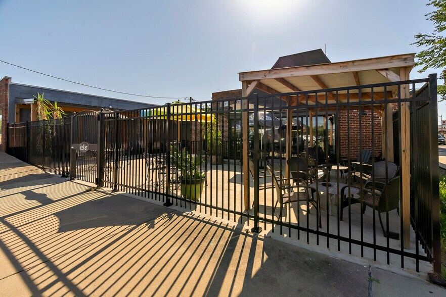 More Photos Of 101 W Monroe St, Carbondale General Retail For Sale