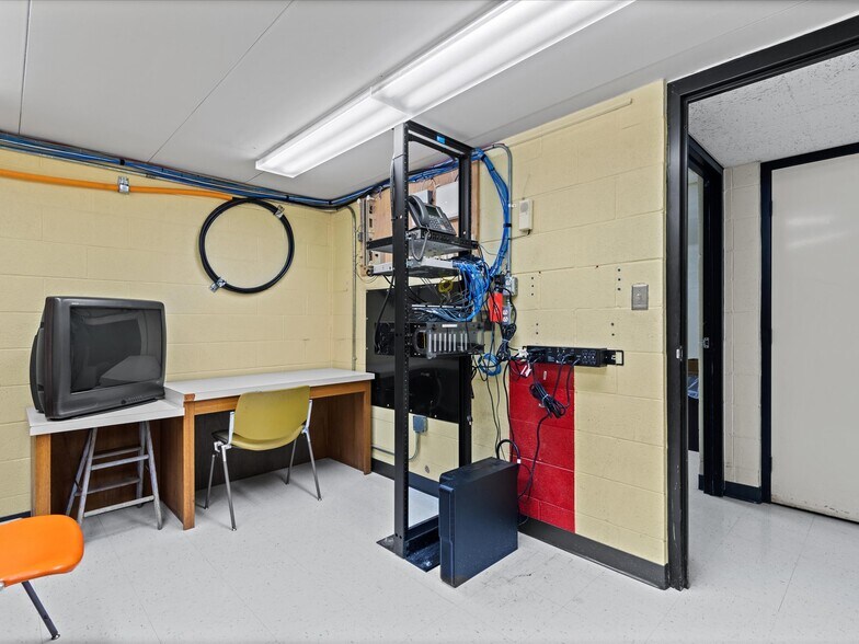 More Photos Of 126 S Maple St, Nowata Office For Sale