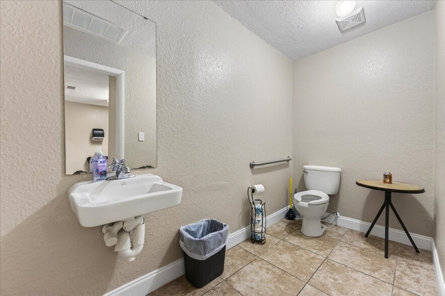More Photos Of 100 Duggan Ave, Crestview Specialty For Sale