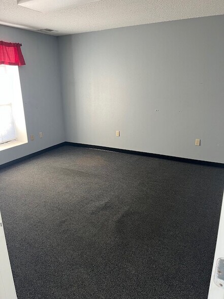 More Photos Of 1488 June Self Dr, Springdale Warehouse For Lease