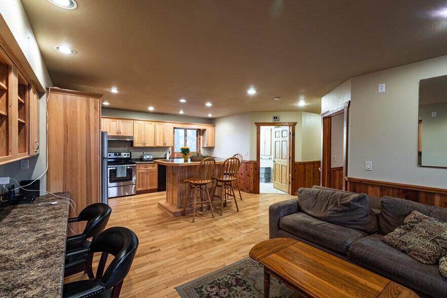 More Photos Of 1613 Chase St, La Crosse Showroom For Sale