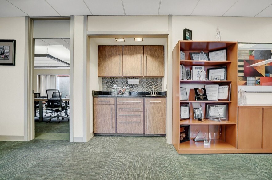 More Photos Of 240 E Sunset Rd, El Paso Office For Lease