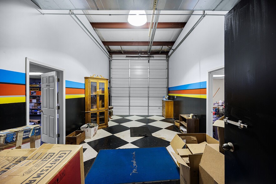 More Photos Of 39 N Madison Dr, Humboldt Showroom For Sale