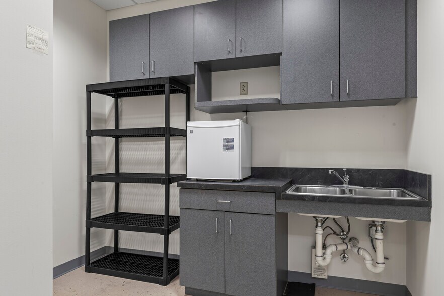 More Photos Of 19455 Deerfield Ave, Lansdowne Medical For Lease