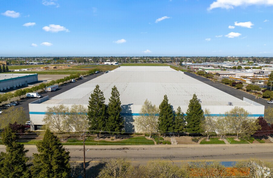 More Photos Of 1300 E Vine St, Lodi Distribution For Lease