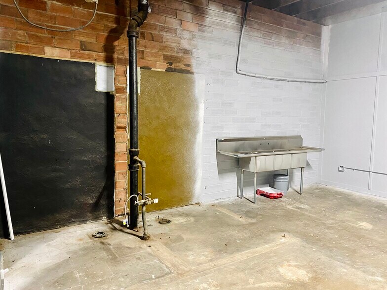 More Photos Of 114 W Ikard St, Henrietta Office For Sale
