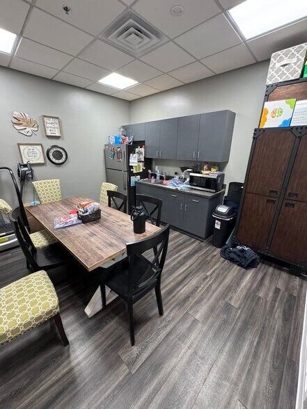 More Photos Of 413 NW Murray Rd, Lee's Summit Flex For Lease