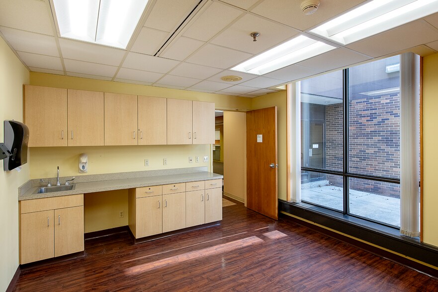 More Photos Of 17406 Royalton Rd, Strongsville Medical For Lease