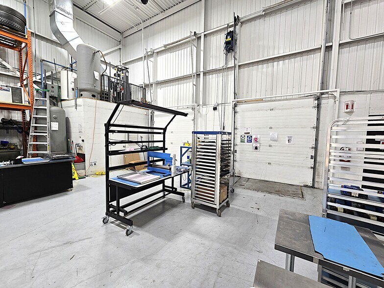 More Photos Of 2222 Boul Dagenais O, Laval Light Distribution For Sale