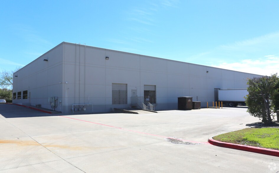 More Photos Of 13755 Hutton Dr, Farmers Branch Warehouse For Lease