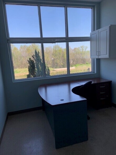 More Photos Of 2315 W Arbors Dr, Charlotte Medical For Lease