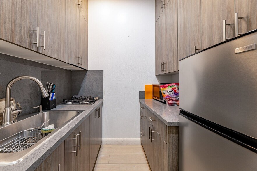 More Photos Of 12970 Branford St, Pacoima Warehouse For Lease