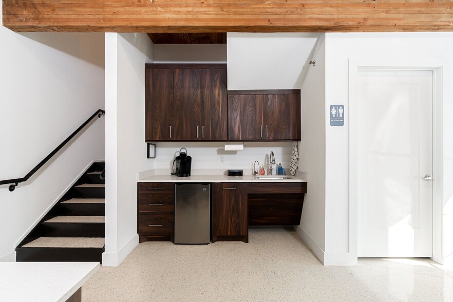 More Photos Of 1750 Briercroft, Carrollton Warehouse For Lease