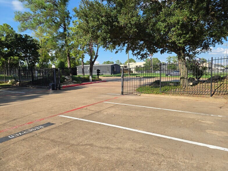 More Photos Of 14343 Torrey Chase Blvd, Houston Office For Sale