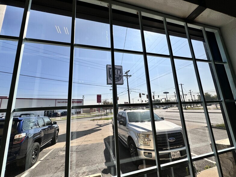 More Photos Of 835 SE Military Dr, San Antonio Freestanding For Sale