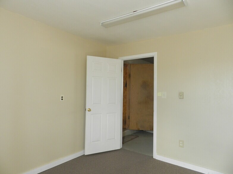 More Photos Of 445 Kristen Ct, Montrose Warehouse For Sale