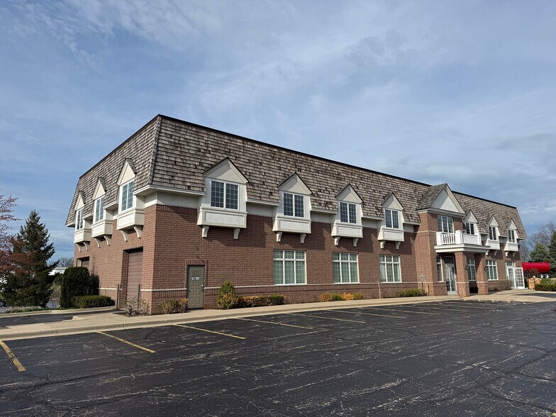 More Photos Of 13700 W Irma Lee Ct, Lake Forest Office For Lease