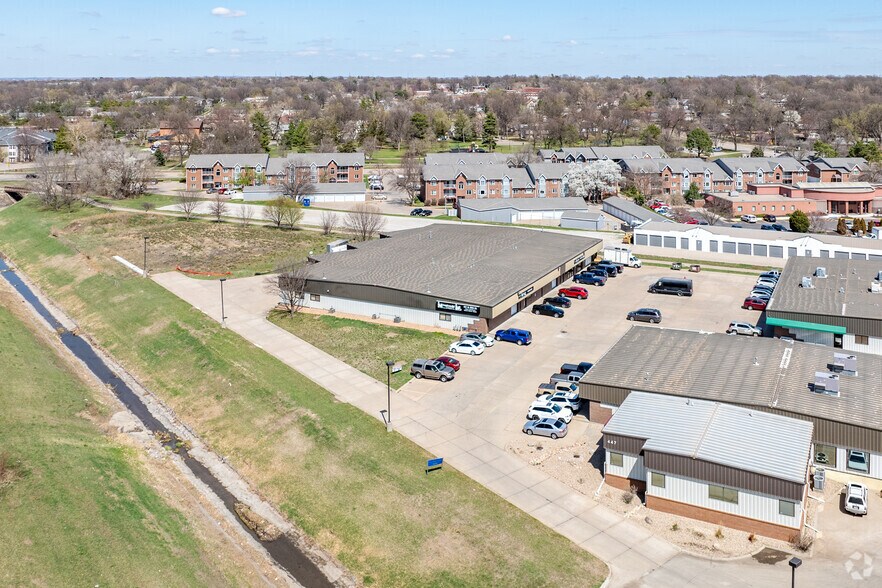 More Photos Of 461 N 66th St, Lincoln Warehouse For Lease