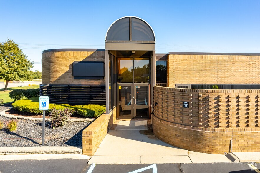 More Photos Of 19700-19800 Hall Rd, Clinton Township Office For Lease
