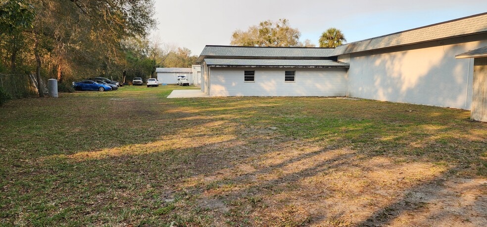 More Photos Of 284 S Center St, Pierson Auto Repair For Lease