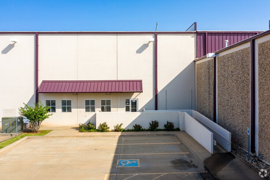 More Photos Of 311 NW 122nd St, Oklahoma City Warehouse For Lease