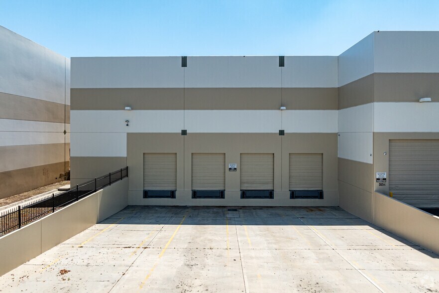 More Photos Of 3230 Cornerstone Dr, Eastvale Warehouse For Lease