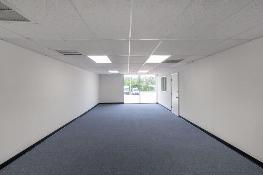 More Photos Of 6805 Stuart Ln S, Jacksonville Warehouse For Lease