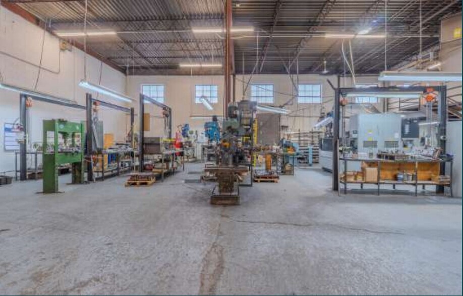 More Photos Of 375-455 Deslauriers Rue, Saint-Laurent Warehouse For Lease