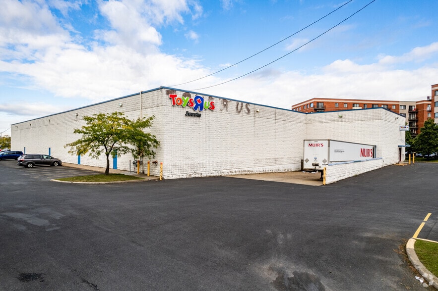 More Photos Of 6855 Boul Taschereau, Brossard Department Store For Lease