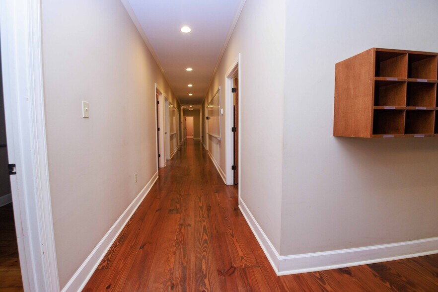 More Photos Of 106 N Alexander Ave, Washington Office For Sale