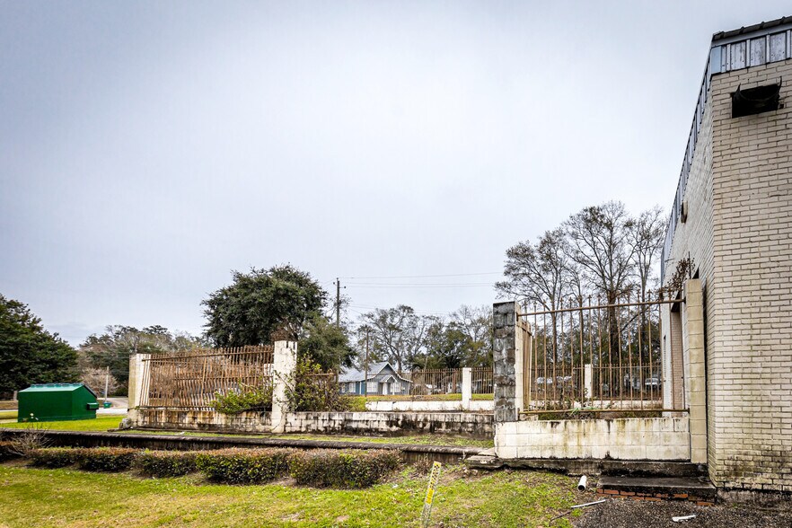 More Photos Of 4914 Main St, Moss Point Storefront For Sale