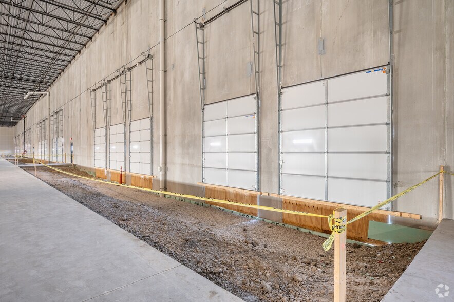 More Photos Of 18300 Snow Rd, Brook Park Warehouse For Lease