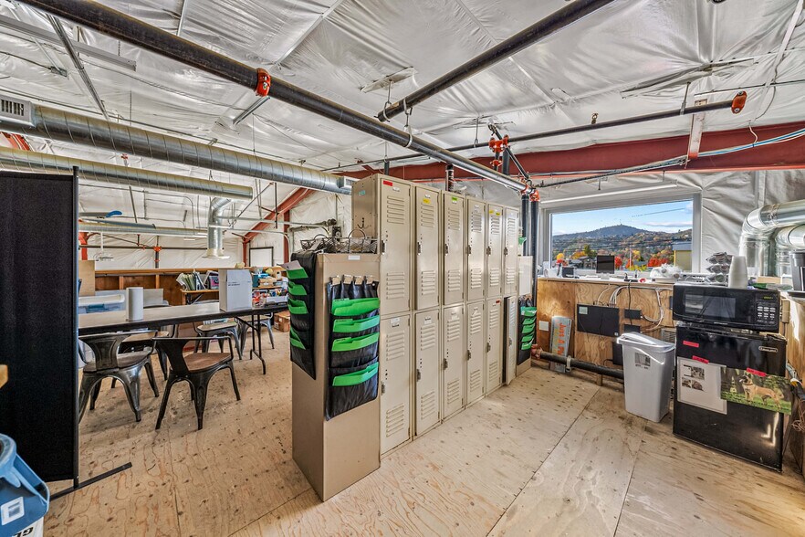 More Photos Of 1863 NW Washington Blvd, Grants Pass General Retail For Sale