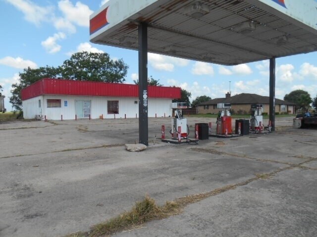 More Photos Of 4860 S State Highway 71, El Campo Service Station For Sale