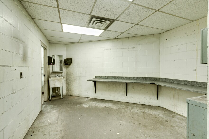 More Photos Of 5500 W Broadway Ave, Minneapolis Storefront Retail Office For Sale