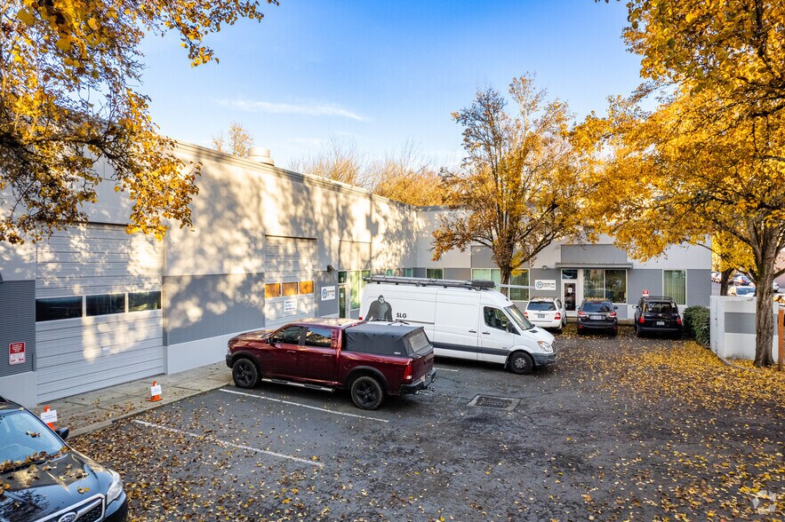 More Photos Of 2211-2233 NE Oregon St, Portland Flex For Lease