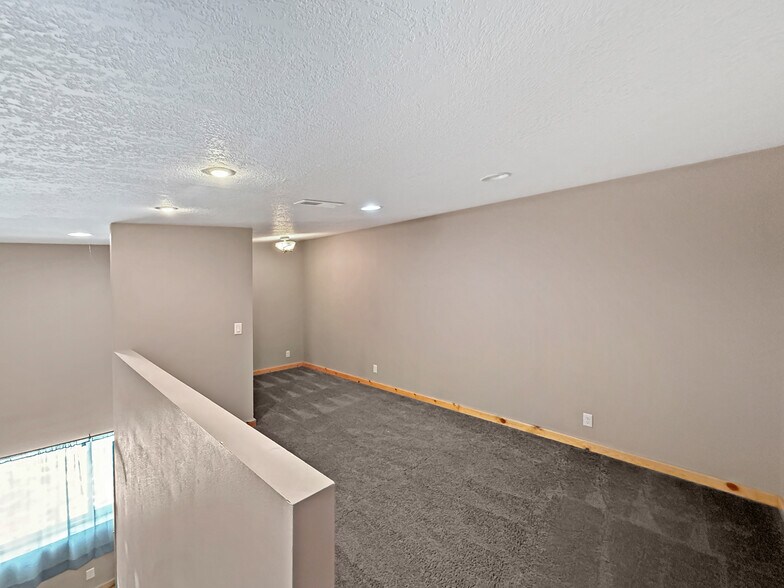 More Photos Of 10980 NE Hubbell Rd, Maxwell Industrial For Sale