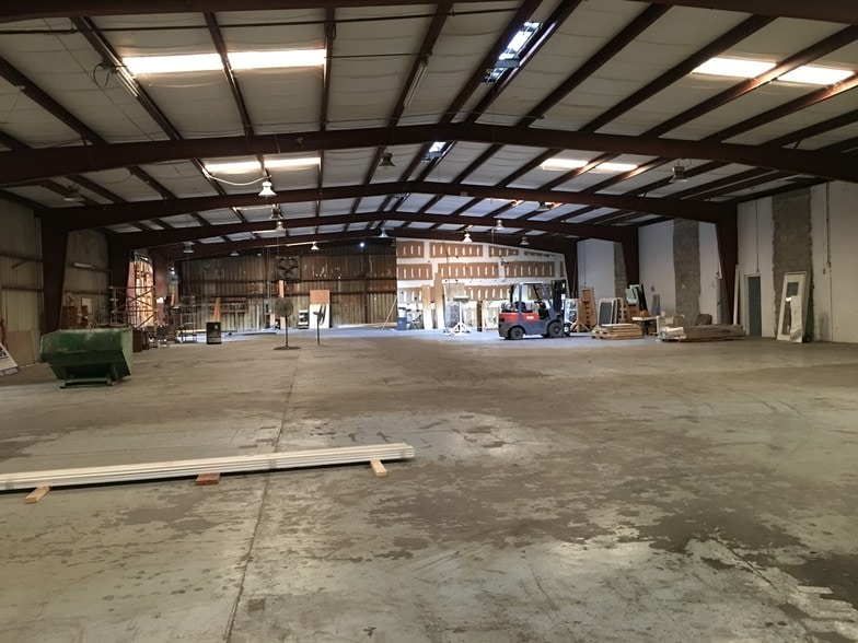 More Photos Of 5017 N Coolidge Dr, Tampa Warehouse For Sale