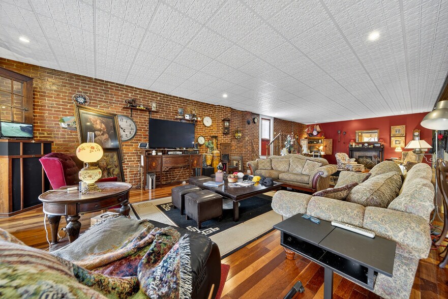 More Photos Of 109 7th Ave E, Springfield Flex For Sale