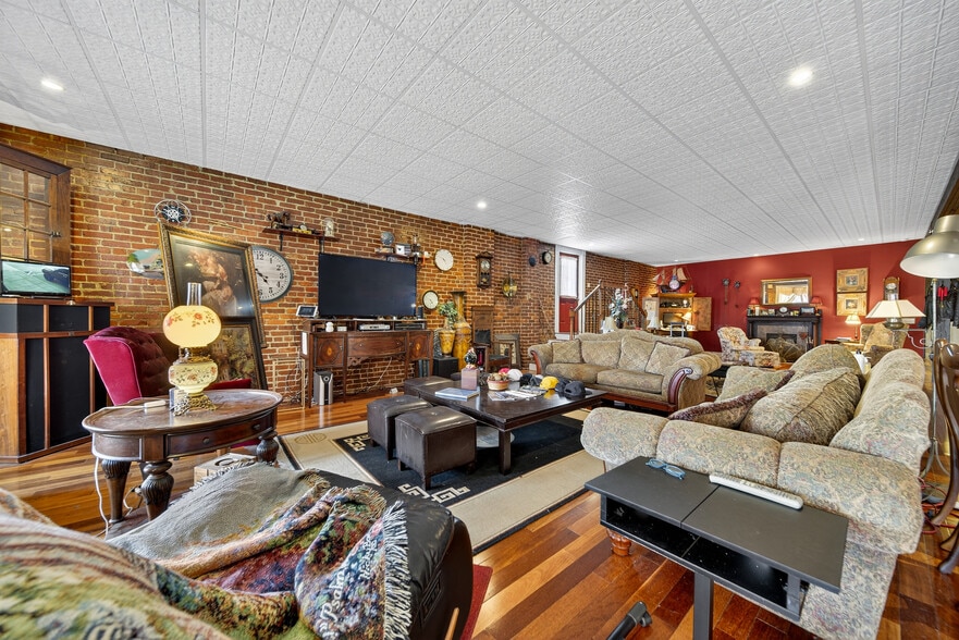 More Photos Of 109 7th Ave E, Springfield Flex For Sale
