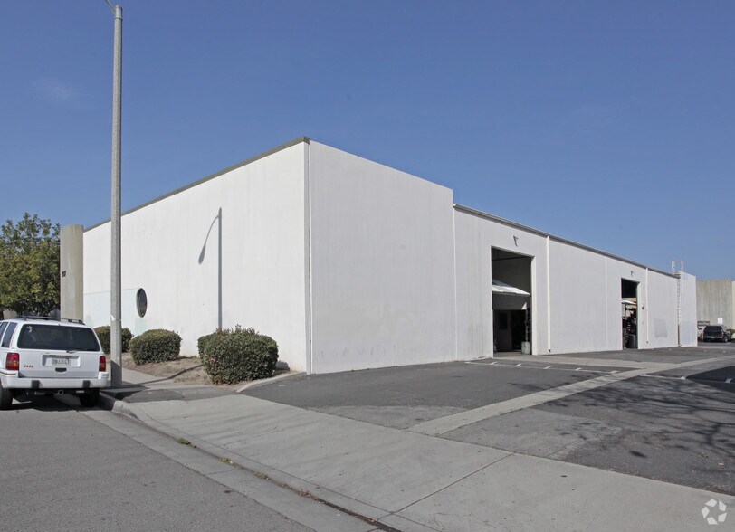 More Photos Of 207 E Alton Ave, Santa Ana Manufacturing For Lease