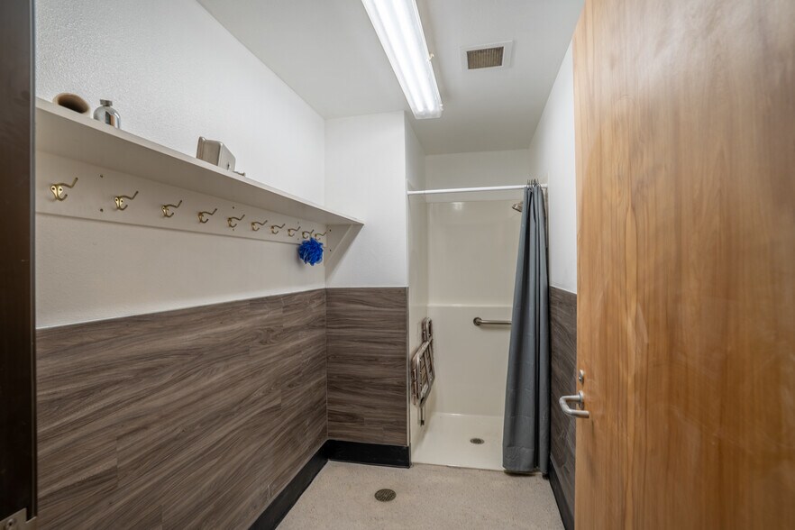 More Photos Of 3403 W 7th Ave, Eugene Manufacturing For Lease