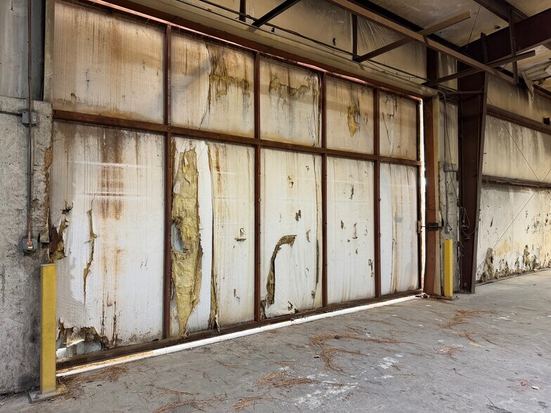 More Photos Of 3938 Runway Rd, Memphis Warehouse For Lease