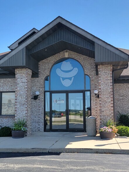 More Photos Of 5555 N Clark St, Monroe Center Restaurant For Sale