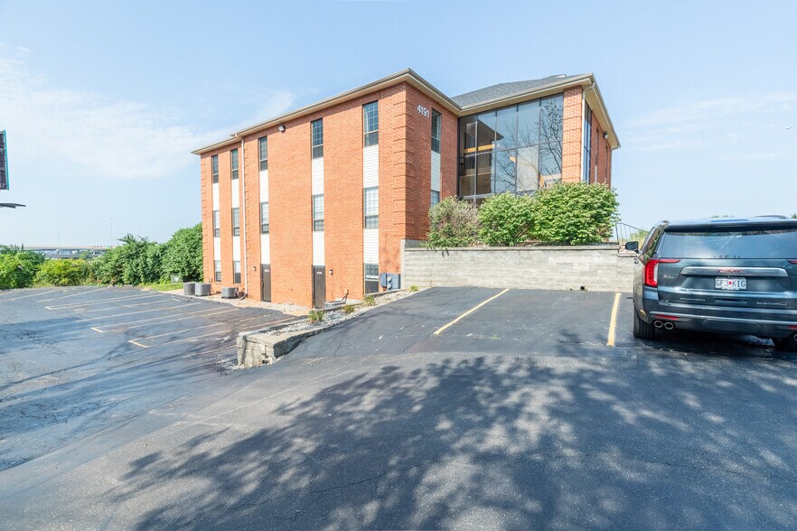 More Photos Of 4191 Crescent Dr, Saint Louis Medical For Lease