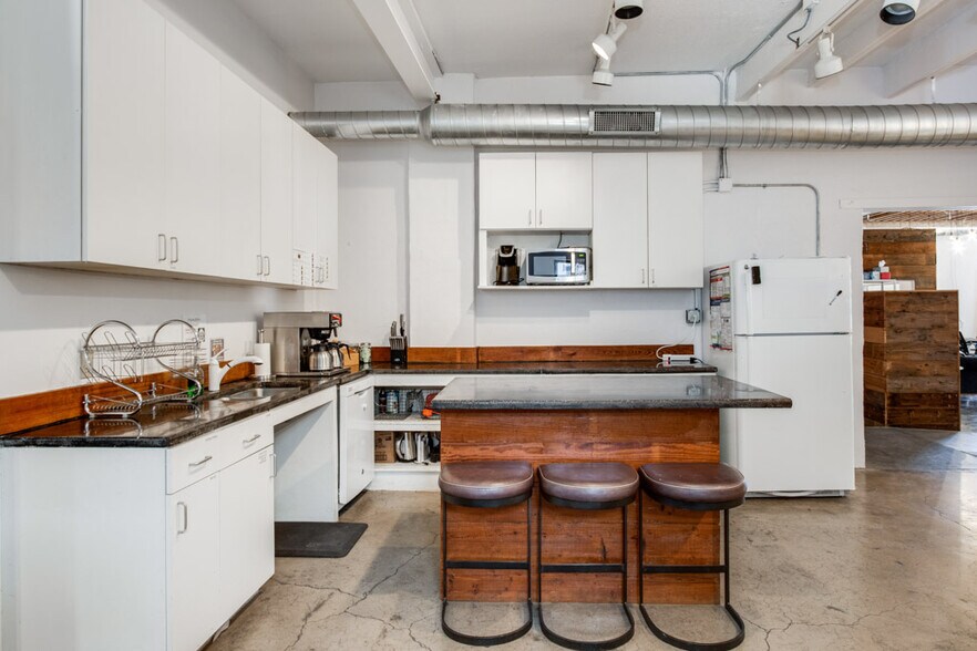 More Photos Of 1209 E Cesar Chavez St, Austin Loft Creative Space For Lease