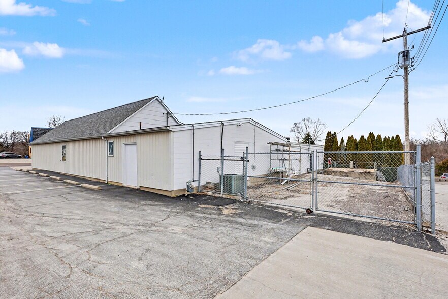 More Photos Of 9420-9424 MO-100, New Haven General Retail For Sale