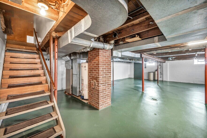 More Photos Of 4085 Herner County Line Rd, Southington Showroom For Sale