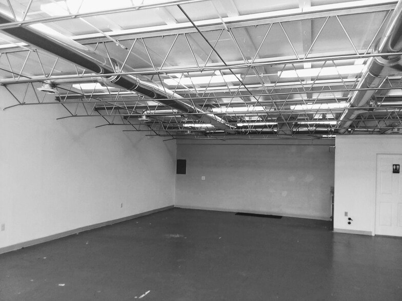 More Photos Of 136 Washington SE, Albuquerque Storefront Retail Office For Sale