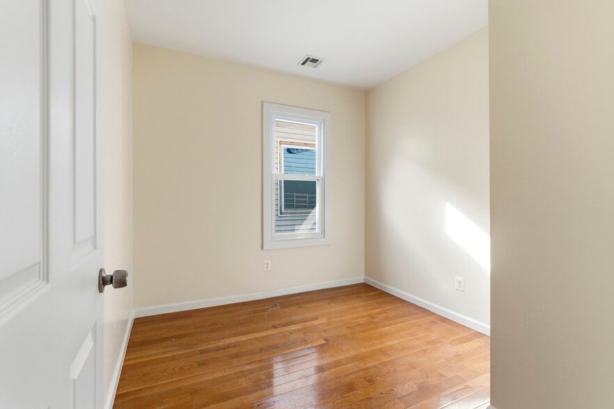 More Photos Of 265 S 8th St, Newark Apartments For Sale